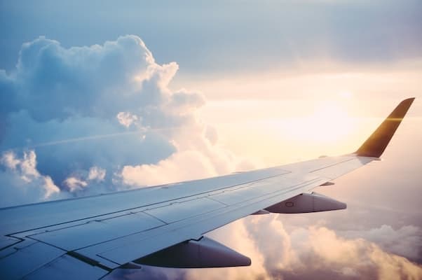 Visão do horizonte da janela de um avião